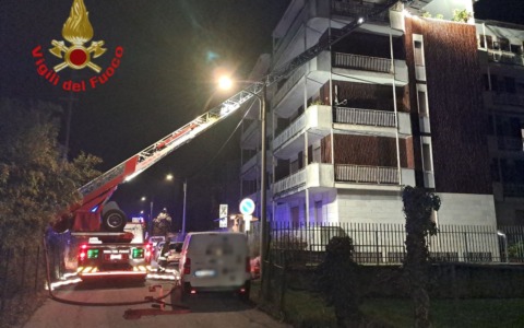 Incendio sul balcone: momenti di paura in un condominio