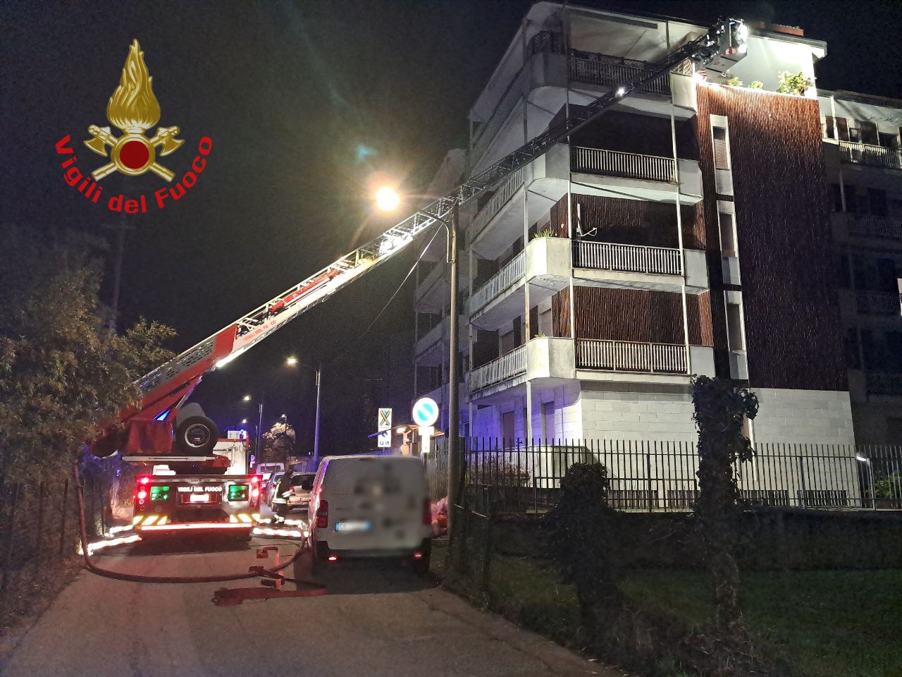 Incendio sul balcone: momenti di paura in un condominio