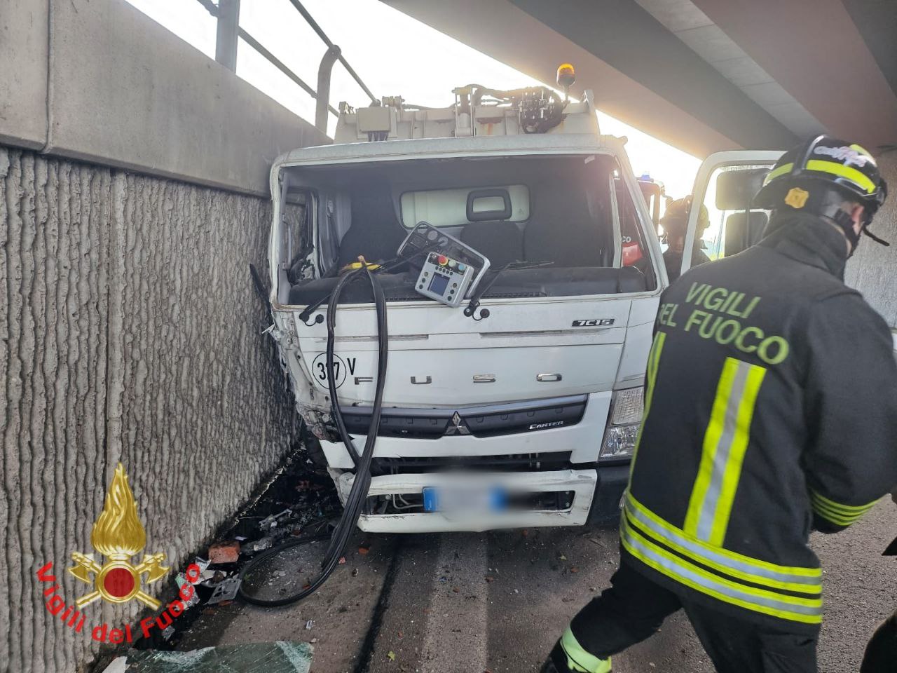 Il furgone si scontra contro il muro del cavalcavia
