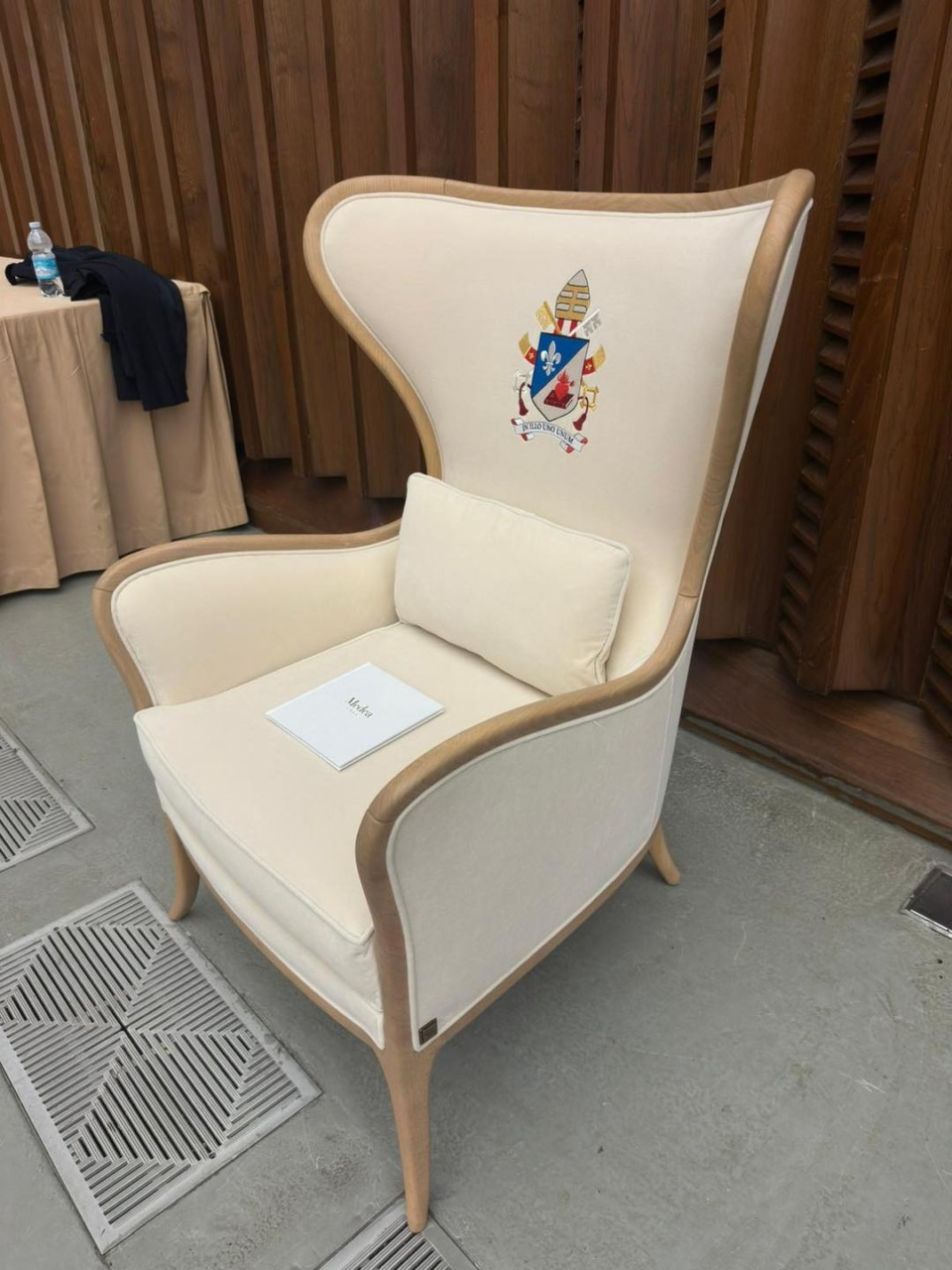 Il design medese arriva in Vaticano grazie alla poltrona realizzata per Papa Leone XIV