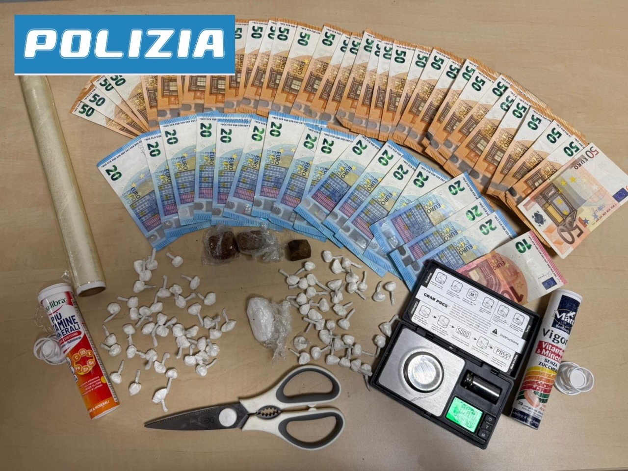 Aveva nascosto 76 involucri di cocaina