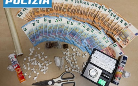 Aveva nascosto 76 involucri di cocaina