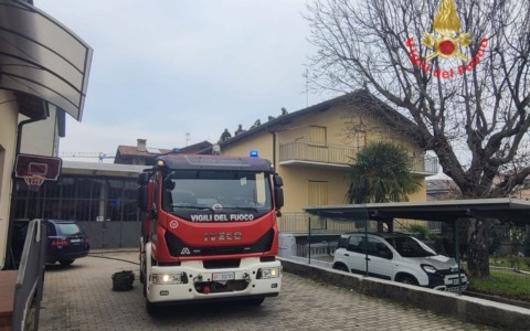 A fuoco il tetto di un’abitazione