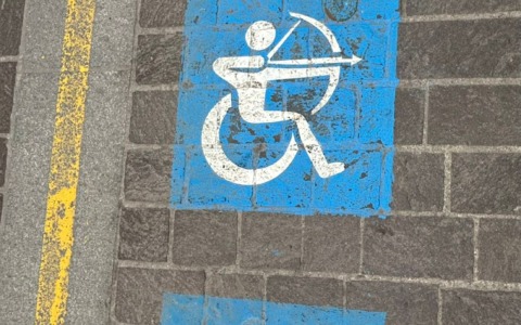 I simboli degli sport paralimpici colorano gli stalli della città