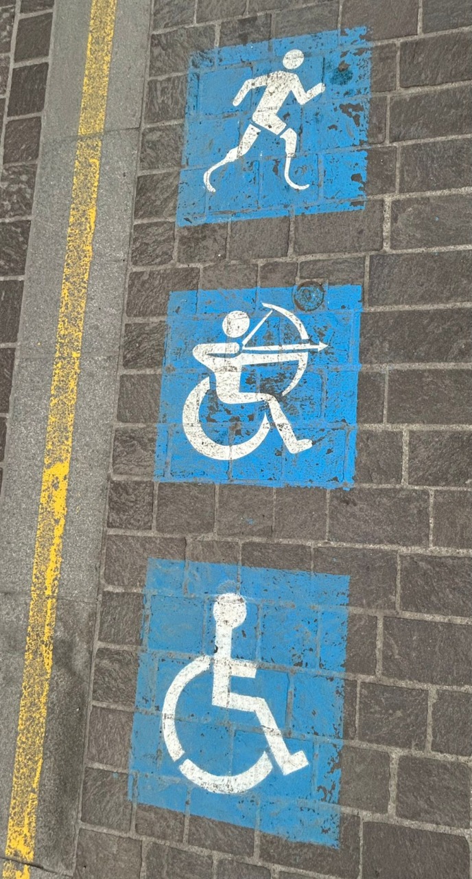 I simboli degli sport paralimpici colorano gli stalli della città
