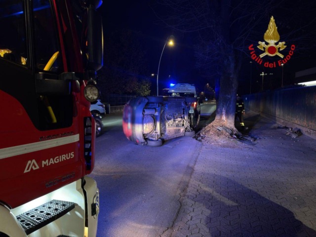 Biassono, ribaltamento auto in via Trieste