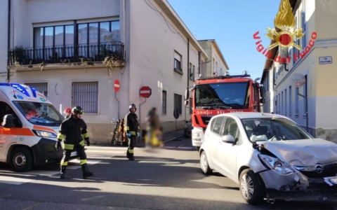 Scontro tra due auto, automobilista incastrato tra le lamiere