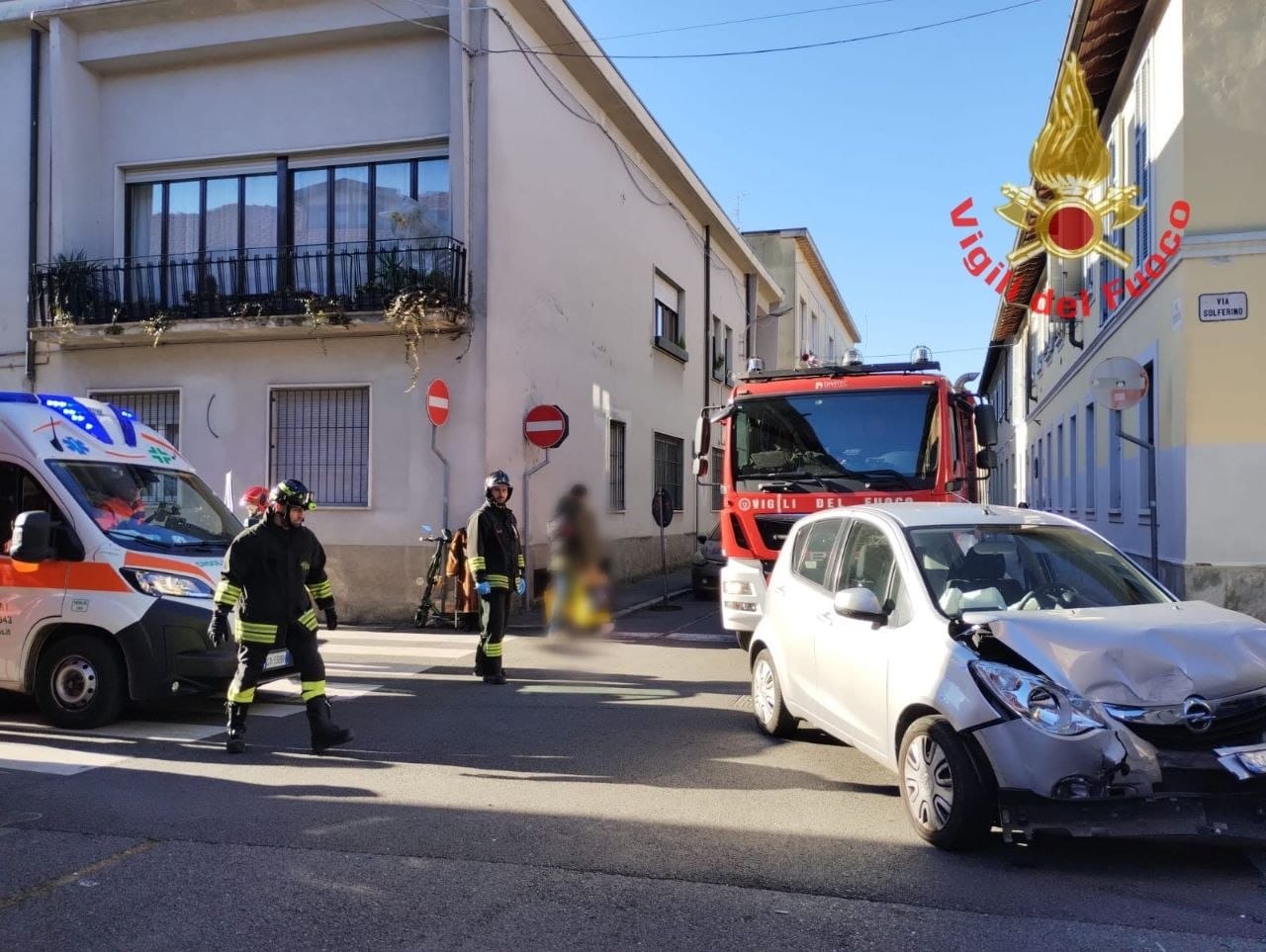 Scontro tra due auto, automobilista incastrato tra le lamiere