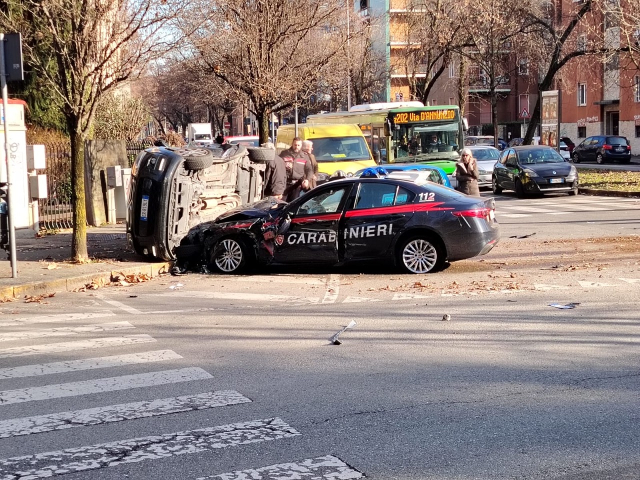 Maxi schianto: auto dei Carabinieri coinvolta, una vettura si ribalta