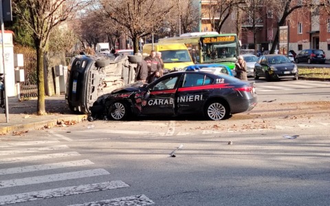 Maxi schianto: auto dei Carabinieri coinvolta, una vettura si ribalta