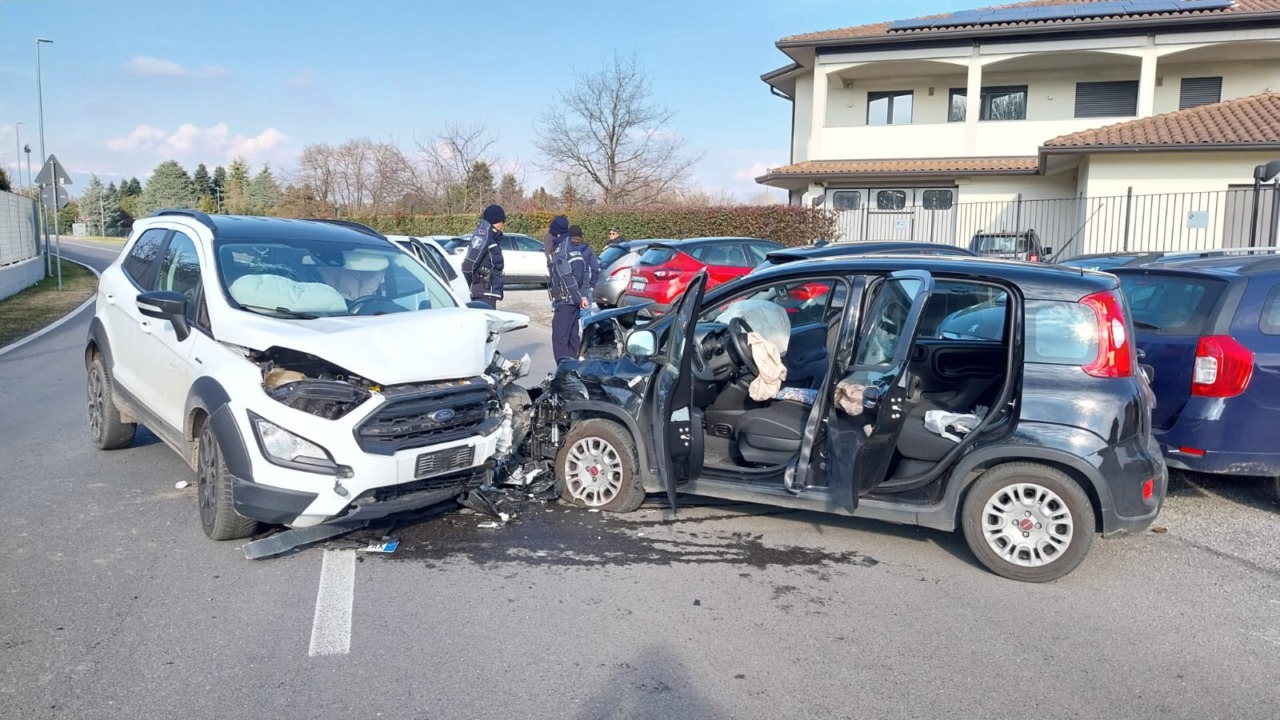 Frontale tra due auto, tre persone in ospedale