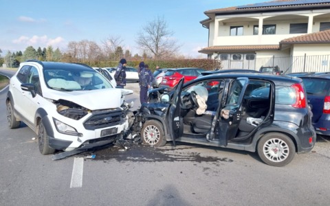 Frontale tra due auto, tre persone in ospedale
