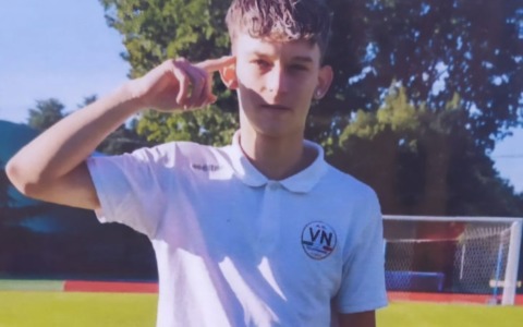 Palloncini e tanta commozione per l’ultimo saluto a Denis