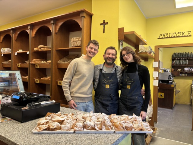 Al centro Corrado Riva del panificio Non solo pane, la Posteria di Montesiro, con i collaboratori Bruno e Carolina