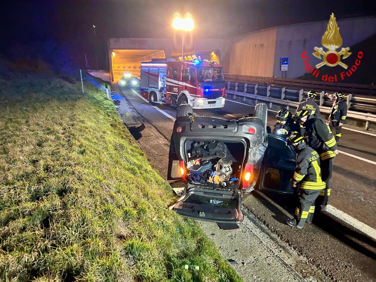 Auto si ribalta: arrivano i soccorsi ma del conducente nessuna traccia