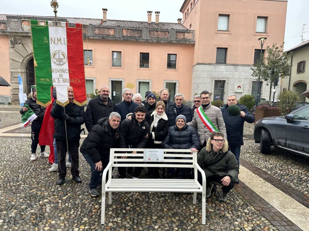 Taglio del nastro per la panchina bianca in memoria di Gabriele di Guida
