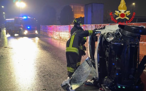 Si ribalta in auto, ventenne soccorso dai pompieri