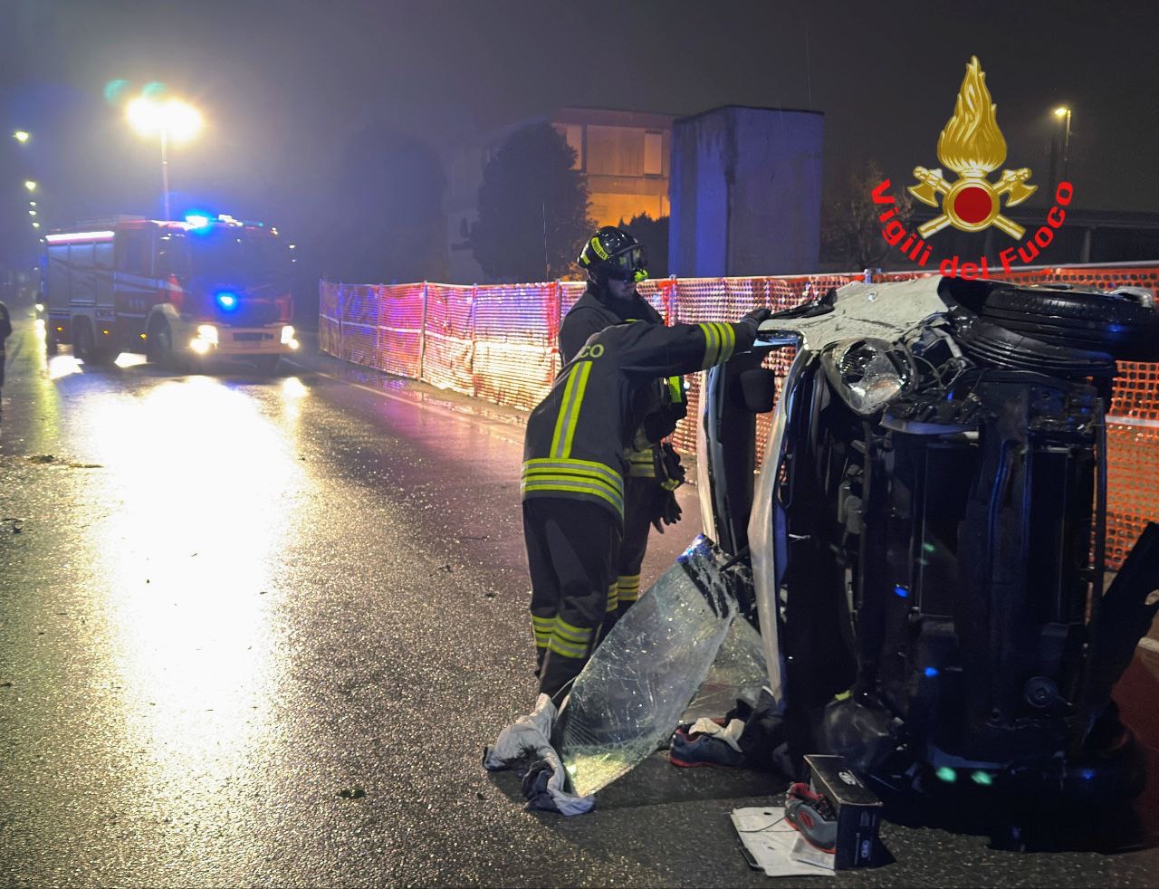 Si ribalta in auto, ventenne soccorso dai pompieri