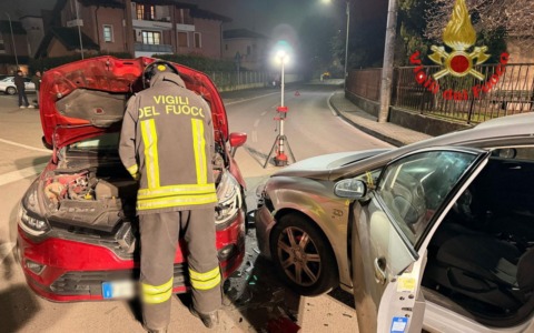 Scontro tra due auto, arrivano i pompieri