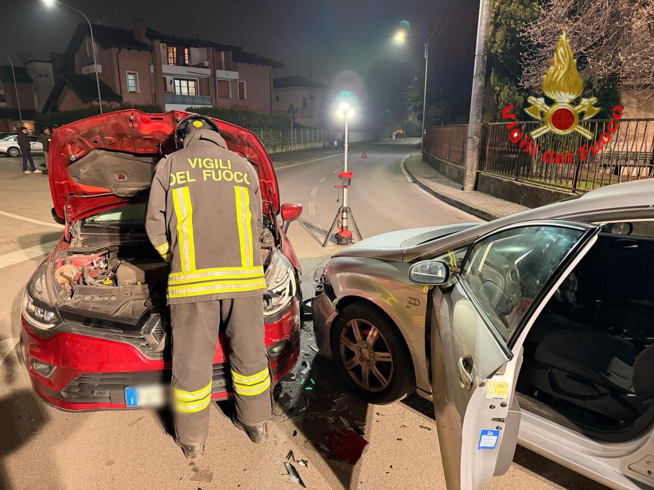 Scontro tra due auto, arrivano i pompieri