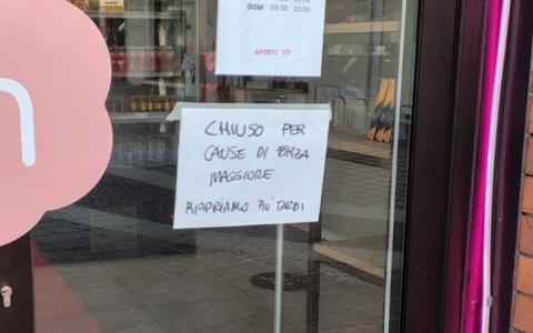 Irrompe nel locale armato di coltello da cucina