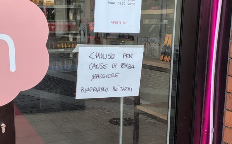 Irrompe nel locale armato di coltello da cucina