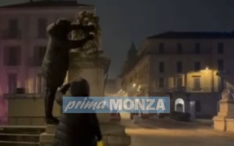 Muso del Leone fatto esplodere: ecco il video dei vandali mentre sfregiano il monumento