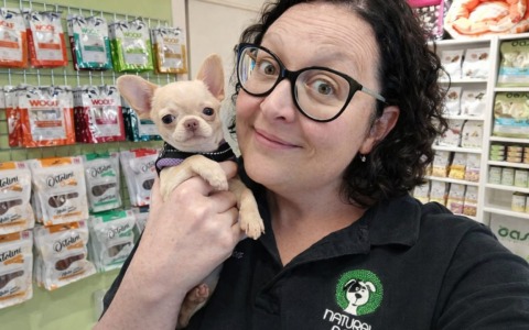 Chiude il negozio per cani dopo dieci anni: “Grazie a tutti per l’affetto”