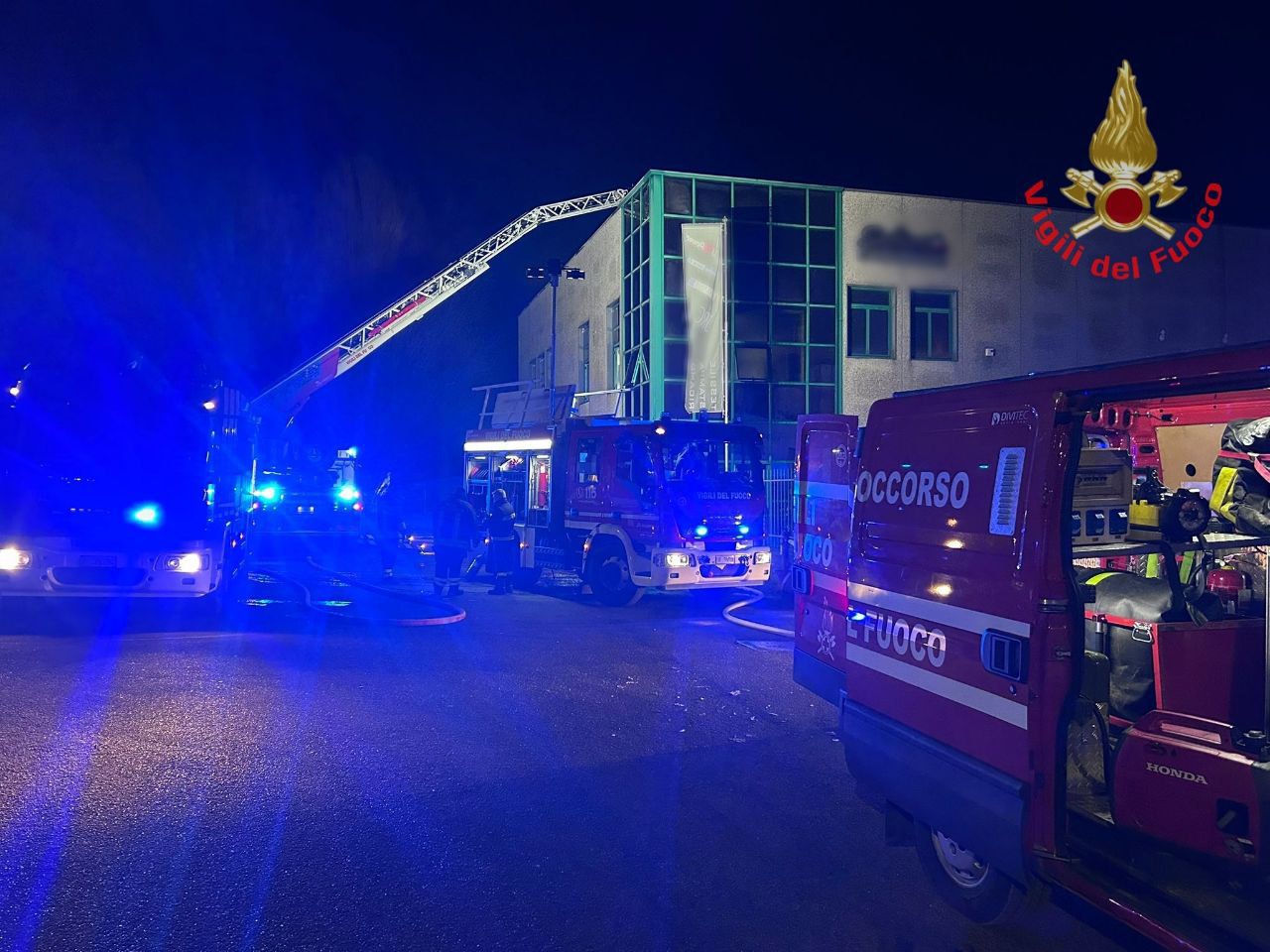 Incendio a Triuggio, a fuoco il magazzino di una ditta di abbigliamento