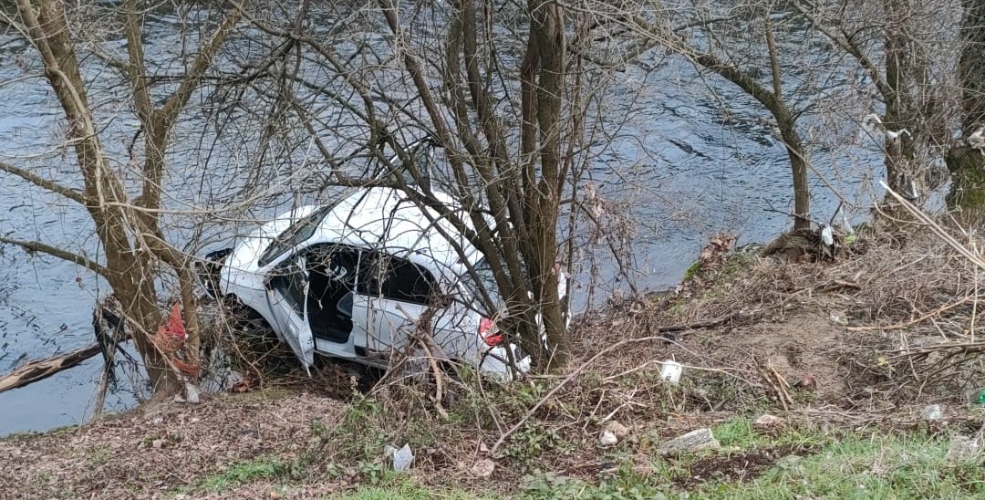 Perde il controllo e finisce nel fiume Lambro