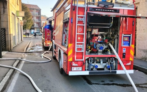 Un’auto prende fuoco nella corte