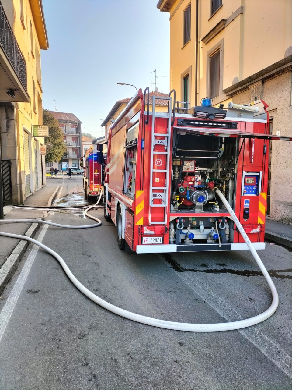 Un’auto prende fuoco nella corte