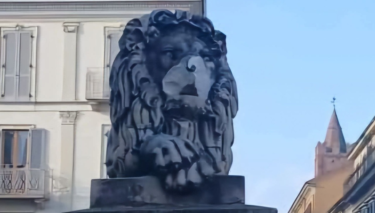Vandalizzato uno dei Leoni del ponte: “Uno schiaffo al cuore di Monza”