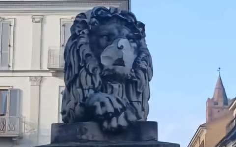 Vandalizzato uno dei Leoni del ponte: “Uno schiaffo al cuore di Monza”
