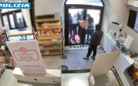 Arrestato il baby rapinatore del bar: aveva già ferito un compagno a scuola