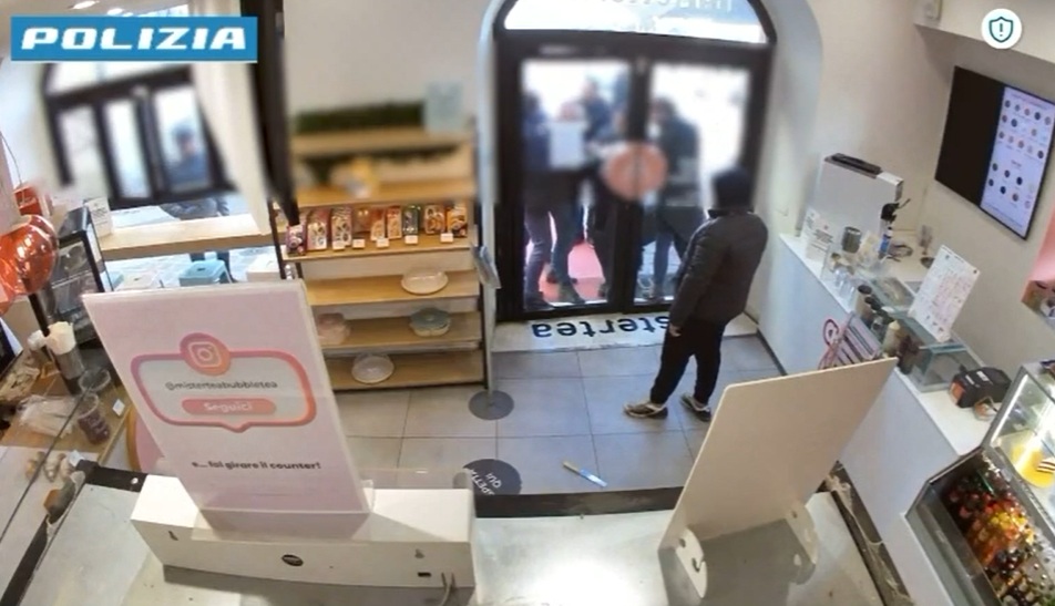 Arrestato il baby rapinatore del bar: aveva già ferito un compagno a scuola