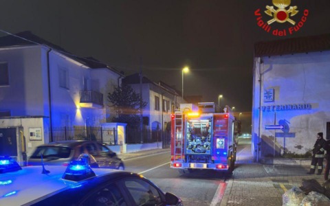 Prende fuoco una lavatrice in una lavanderia self service, intervengono i pompieri