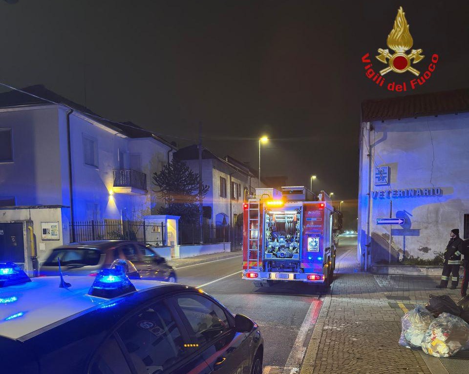 Prende fuoco una lavatrice in una lavanderia self service, intervengono i pompieri