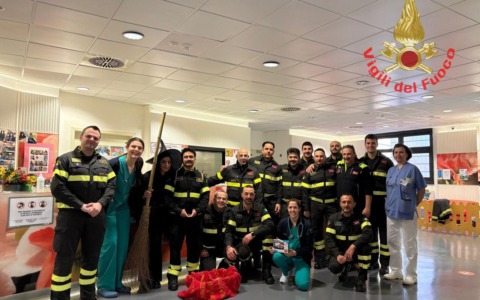 La Befana dei pompieri porta sorrisi e dolcetti ai bimbi ricoverati in ospedale