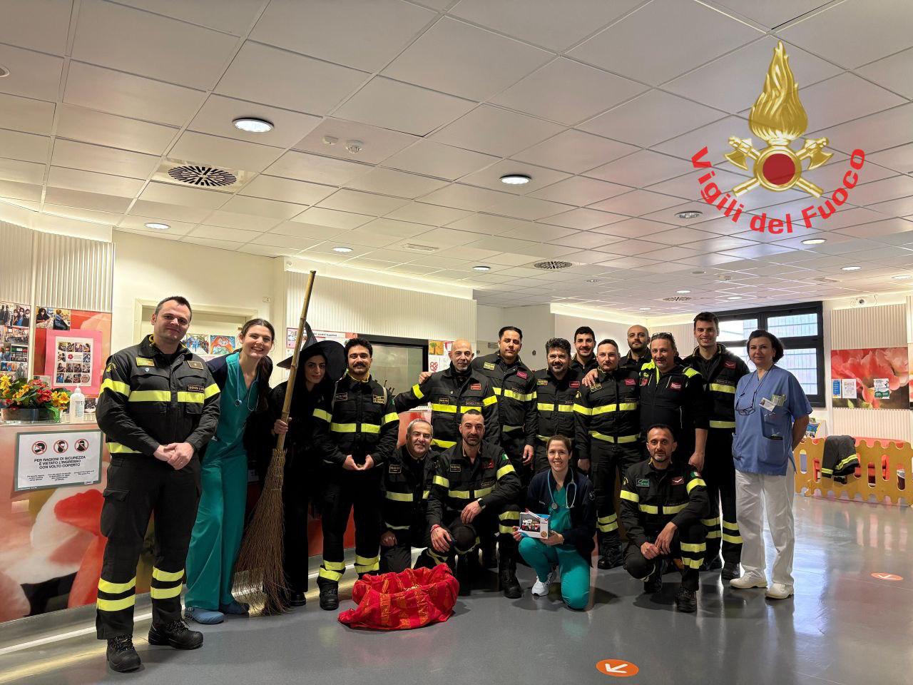 La Befana dei pompieri porta sorrisi e dolcetti ai bimbi ricoverati in ospedale