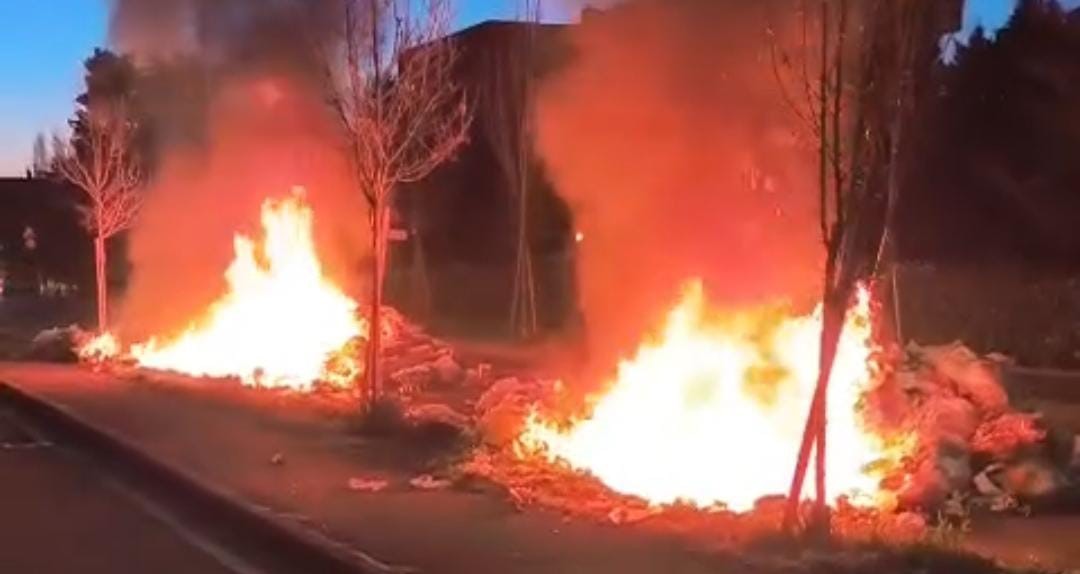 Alba di fuoco: rifiuti in fiamme sul camion della spazzatura