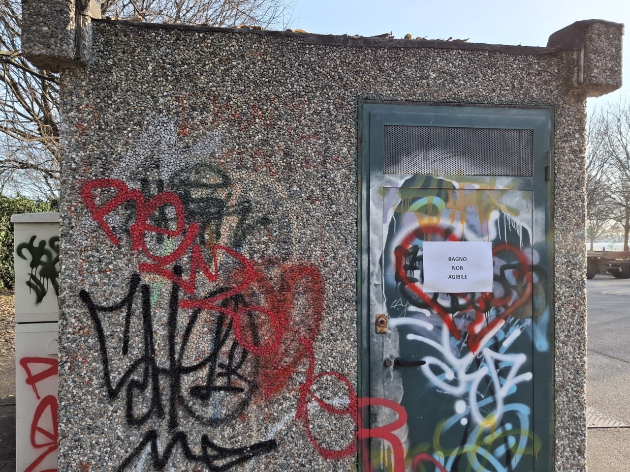 Vandalizzano i bagni pubblici, i genitori dovranno pagare i danni