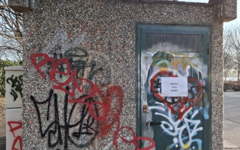 Vandalizzano i bagni pubblici, i genitori dovranno pagare i danni