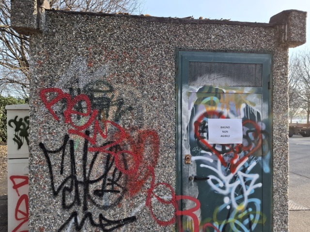 Vandalizzano i bagni pubblici, i genitori dovranno pagare i danni