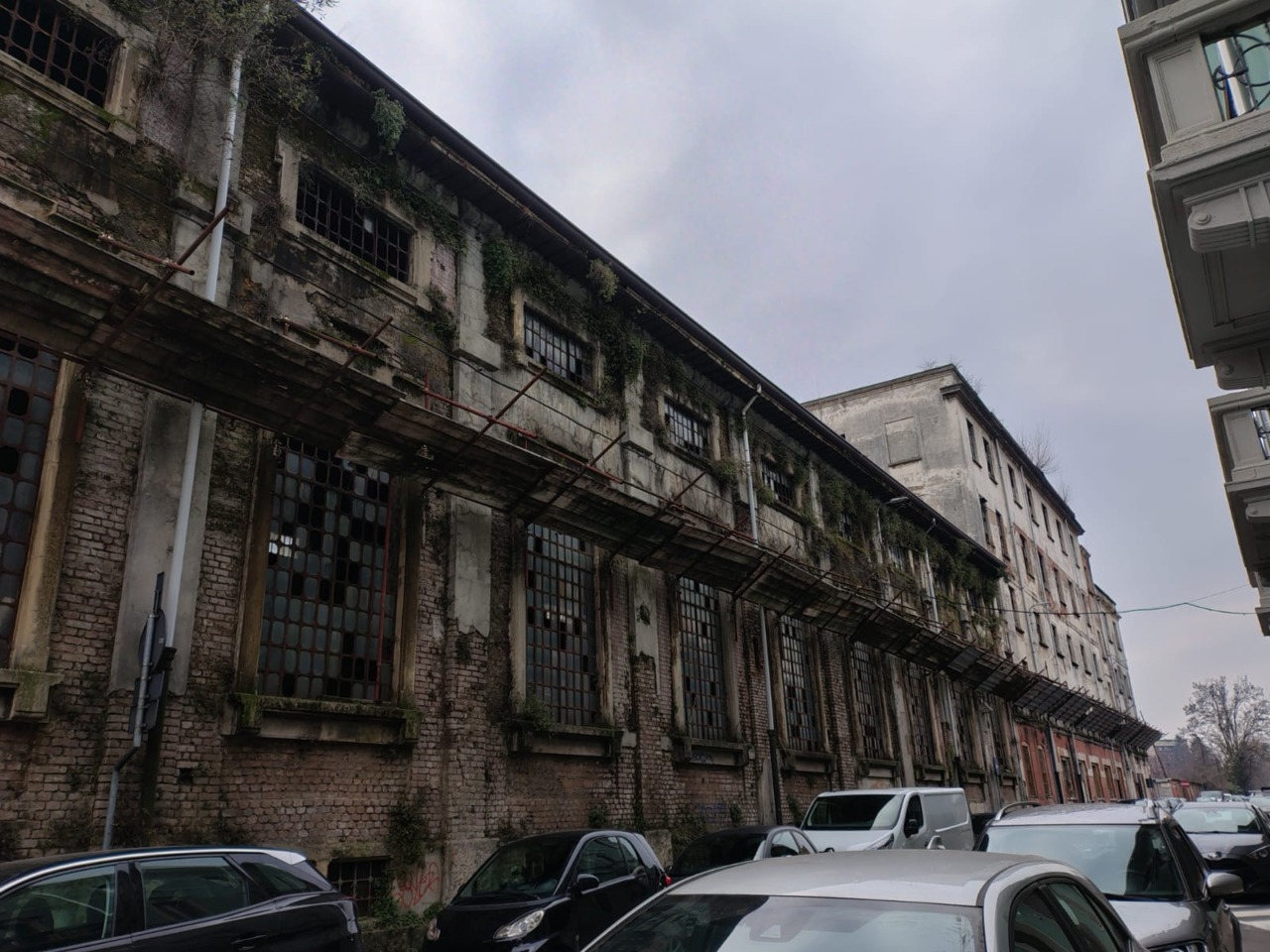 Donna trovata senza vita nell’area dismessa: sarà l’autopsia a stabilire le cause del decesso