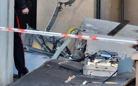 Fanno esplodere il bancomat