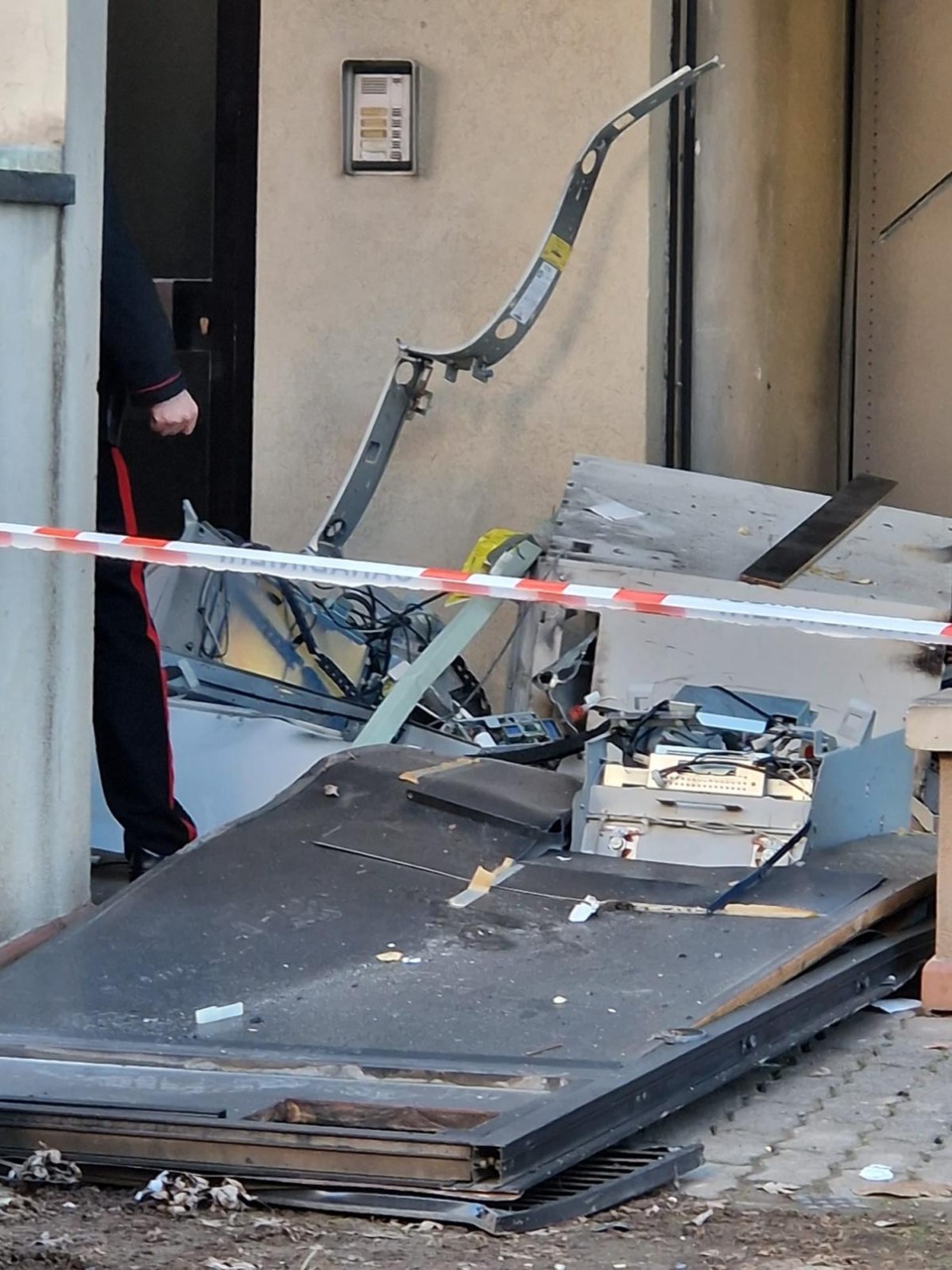 Fanno esplodere il bancomat