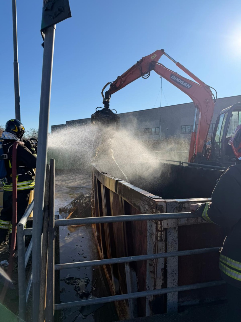 Paura in discarica: fiamme da un cassone dei rifiuti