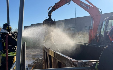 Paura in discarica: fiamme da un cassone dei rifiuti