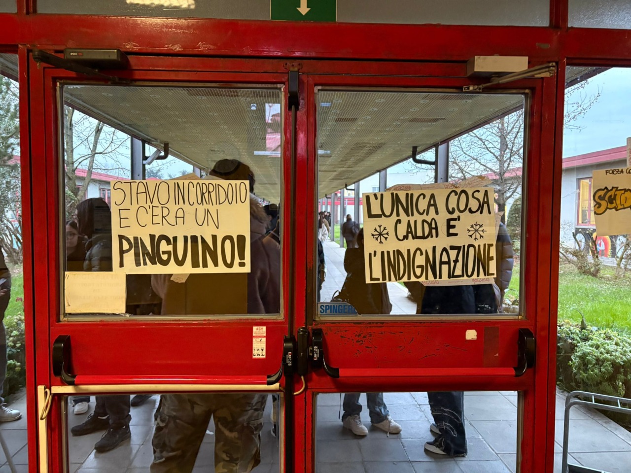 Scuola al freddo, gli studenti scioperano